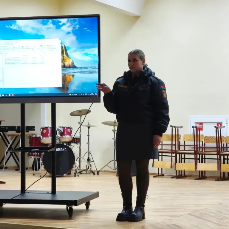 👮‍♂️ 4 декабря в колледже прошла встреча со старшим инспектором ИДН Лидского РОВД, майором милиции С. Г. Бей, посвящённая профилактике противоправного поведения среди подростков и молодёжи.