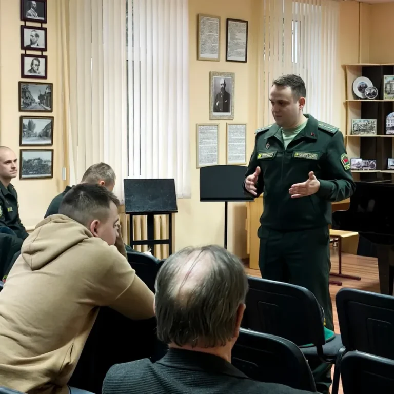 В музыкальном колледже 4 декабря состоялась профориентационная встреча с сотрудниками Лидского погранотряда: начальником отдела майором А.С. Шубиным, начальником центра информационных технологий капитаном Д.М.Шиш, сотрудником отдела связи капитаном А.М.Герасимовичем.