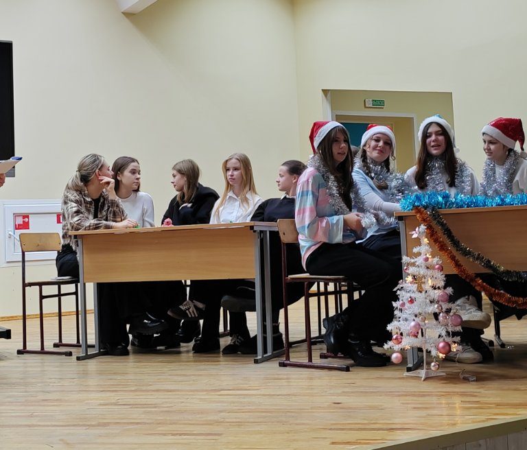 4 декабря в рамках недели цикловой комиссии «Общеобразовательные дисциплины» среди учащихся 1,2 курсов  проведена квест — игра «Мир филологии», где учащиеся отвечали на вопросы по основным направлениям филологии, такими как лексикология, семантика, фразеология , что позволило им глубже понять структуру и функции языка.